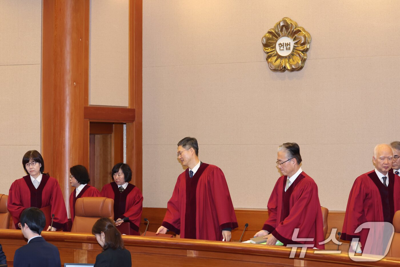 본문 이미지 - 문형배 헌법재판소장 권한대행과 재판관들이 27일 서울 종로구 헌법재판소 대심판정에서 열린 마은혁 재판관 후보자 불임명 관련 권한쟁의심판 선고에 입장하고 있다. 헌재는 이날 일부 인용결정을 내렸다. 권한 침해는 인용하되 지위 확인 등 나머지 청구는 각하했다. &#40;공동취재&#41; 2025.2.27/뉴스1 ⓒ News1 김성진 기자