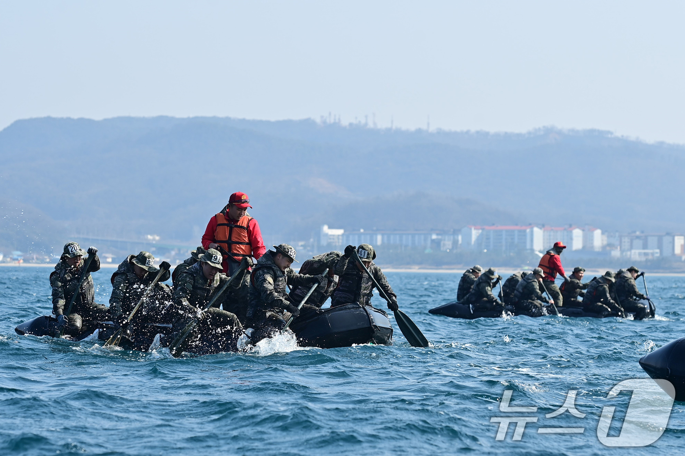 (포항=뉴스1) 최창호 기자 = 해병대 1사단 72대대원들이 27일 오전 경북 포항시 남구 도구해안에서 상륙기습훈련을 하고 있다.이번 훈련은 소형고무보트(IBS) 분해 조립, 포장 …