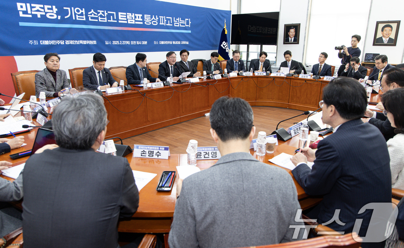 (서울=뉴스1) 이재명 기자 = 김태년 더불어민주당 경제안보특별위원회 위원장이 27일 오전 서울 여의도 국회에서 열린 민주당 경제안보특별위원회 간담회에서 발언을 하고 있다. 202 …