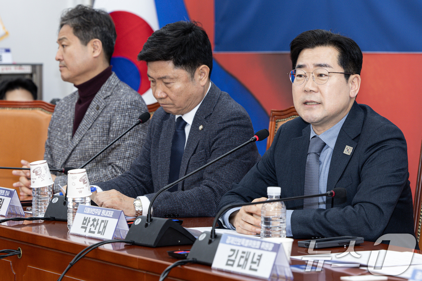 (서울=뉴스1) 이재명 기자 = 박찬대 더불어민주당 원내대표가 27일 오전 서울 여의도 국회에서 열린 민주당 경제안보특별위원회 간담회에서 발언을 하고 있다. 2025.2.27/뉴스 …