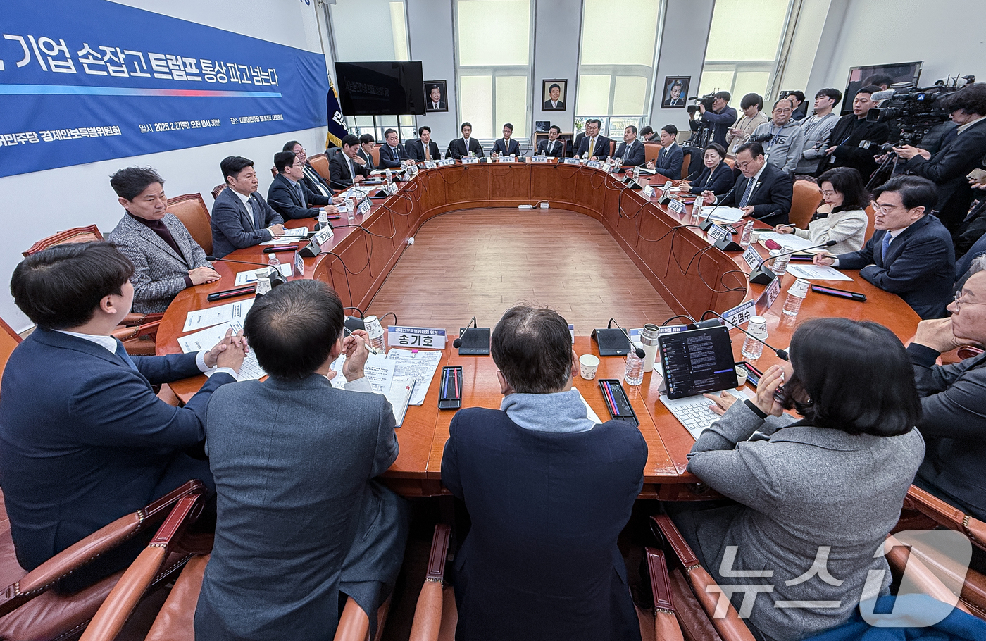 (서울=뉴스1) 이재명 기자 = 박찬대 더불어민주당 원내대표가 27일 오전 서울 여의도 국회에서 열린 민주당 경제안보특별위원회 간담회에서 발언을 하고 있다. 2025.2.27/뉴스 …