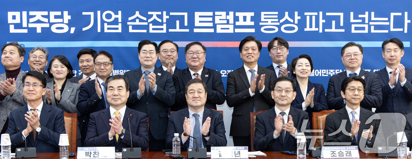 (서울=뉴스1) 이재명 기자 = 박찬대 더불어민주당 원내대표를 비롯한 참석자들이 27일 오전 서울 여의도 국회에서 열린 민주당 경제안보특별위원회 간담회에서 기념촬영을 하고 있다. …