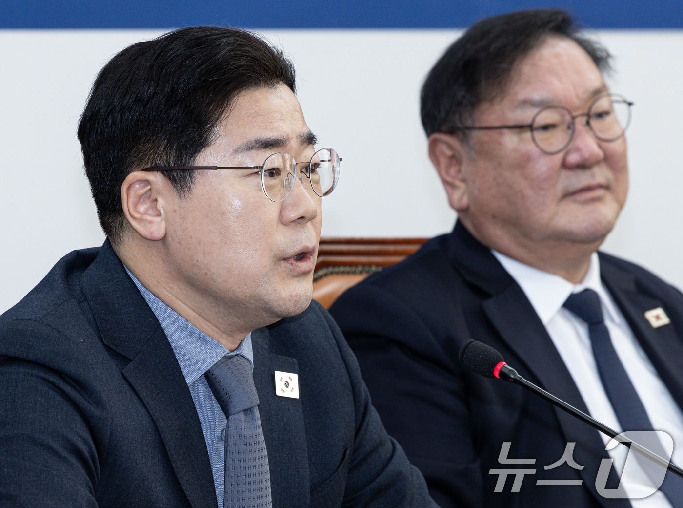 (서울=뉴스1) 이재명 기자 = 박찬대 더불어민주당 원내대표가 27일 오전 서울 여의도 국회에서 열린 민주당 경제안보특별위원회 간담회에서 발언을 하고 있다. 2025.2.27/뉴스 …