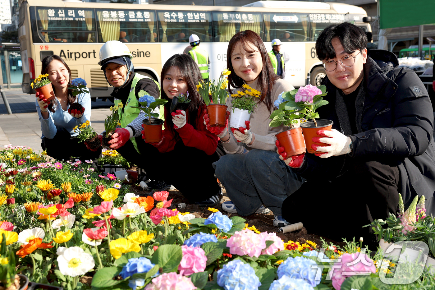 (서울=뉴스1) = 서울 성동구청 공원녹지과 직원들이 27일 오전 서울 성동구 왕십리광장에서 봄을 맞아 꽃 식재 작업을 하고 있다. (성동구청 제공. 재판매 및 DB 금지) 202 …
