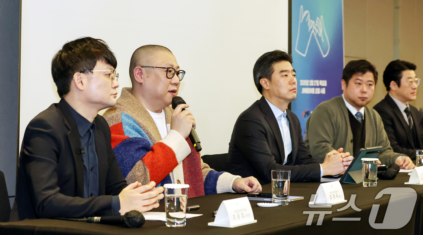 (서울=뉴스1) 민경석 기자 = 최재우 F&F 엔터테인먼트 대표가 27일 오전 서울 서초구 JW메리어트호텔에서 열린 '음악산업의 공정한 권리 보호를 위한 음반제작사 기자회견'에서 …