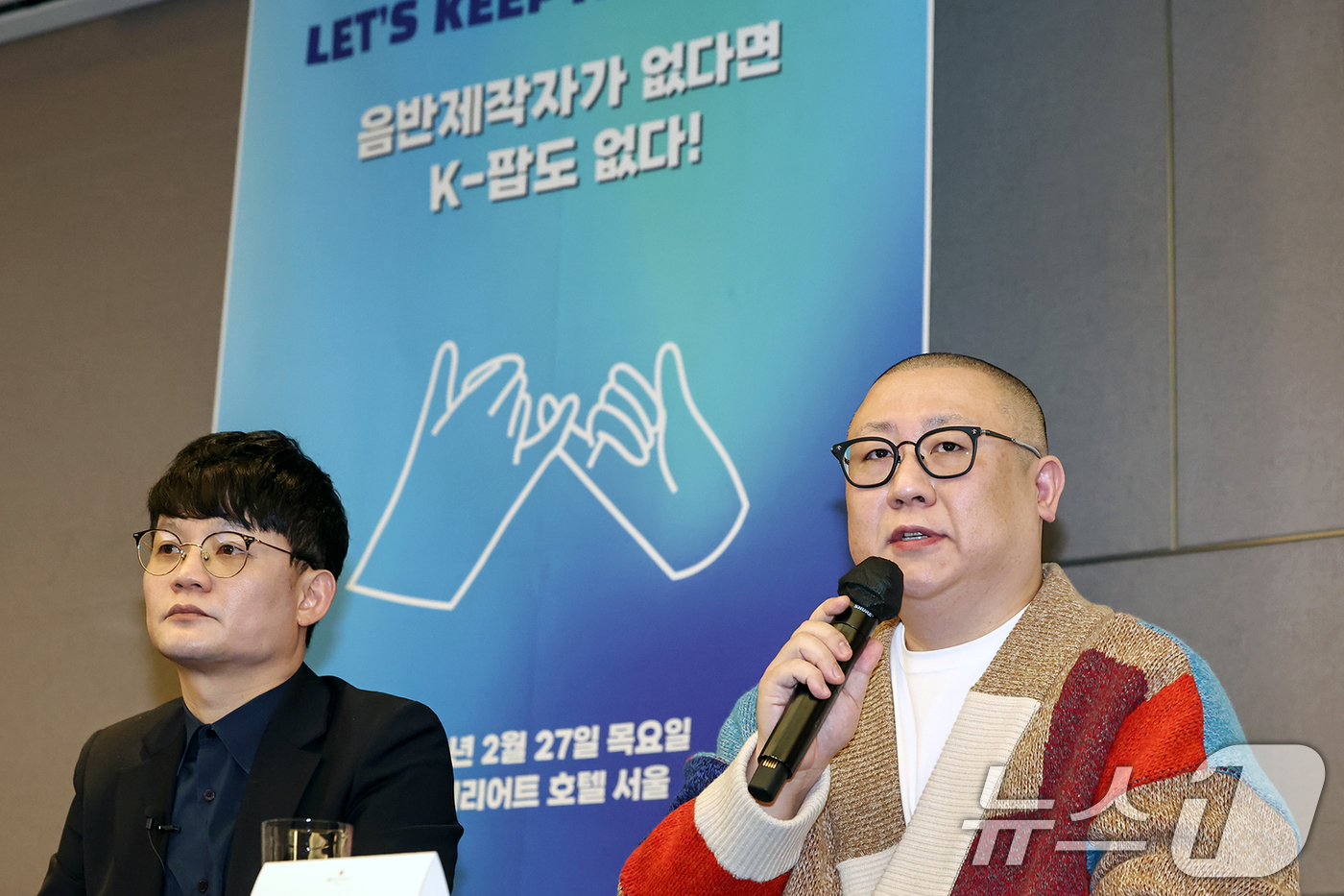 (서울=뉴스1) 민경석 기자 = 최재우 F&F 엔터테인먼트 대표가 27일 오전 서울 서초구 JW메리어트호텔에서 열린 '음악산업의 공정한 권리 보호를 위한 음반제작사 기자회견'에서 …