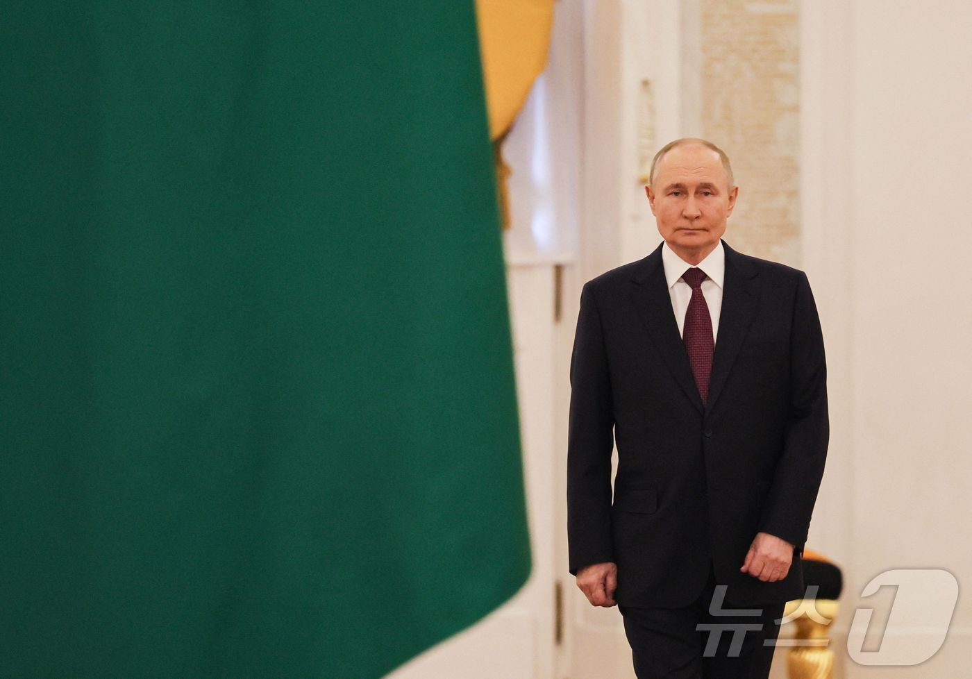 본문 이미지 - 블라디미르 푸틴 러시아 대통령이 26일(현지시간) 모스크바 크렘린 궁에서 우마로 시소코 엠발로 기니비사우 대통령과 회담을 하러 가고 있다. 2025.02.27 ⓒ AFP=뉴스1 ⓒ News1 우동명 기자