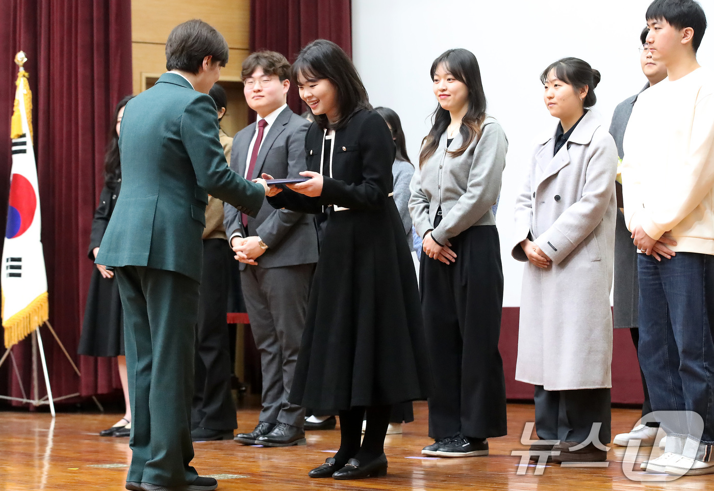 (대구=뉴스1) 공정식 기자 = 27일 오전 대구시교육청에서 열린 2026년도 신규임용교사 임명장 수여식에서 3월 1일자로 임용되는 교사들이 강은희 교육감으로부터 임명장을 받고 있 …