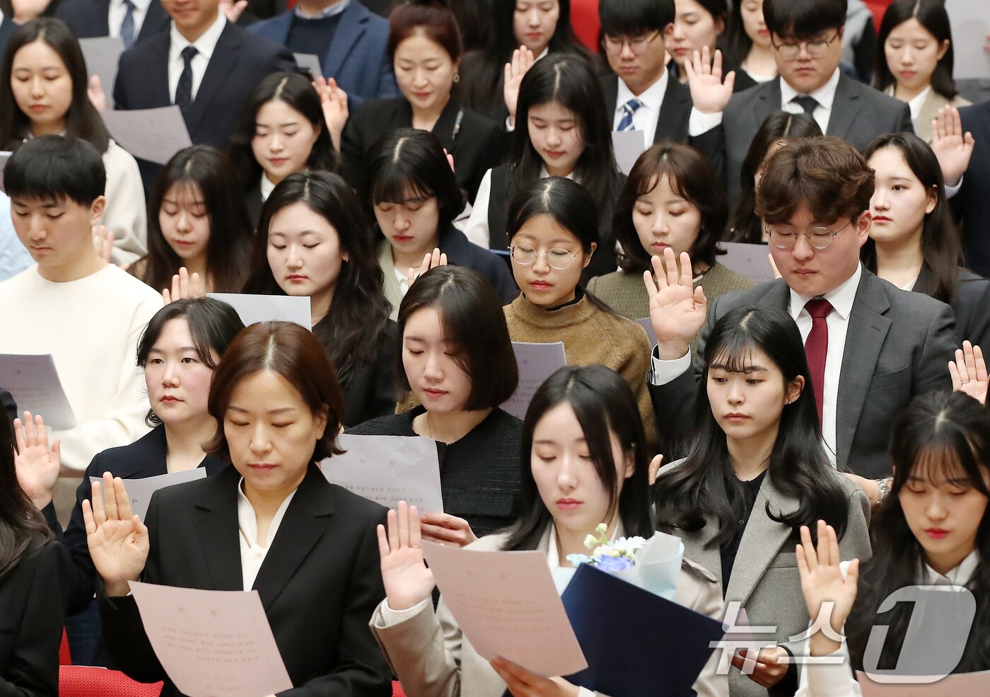 본문 이미지 - 신규임용교사 임명장 수여식에 참석한 교사들이 선서하고 있다. /뉴스1 ⓒ News1 공정식 기자