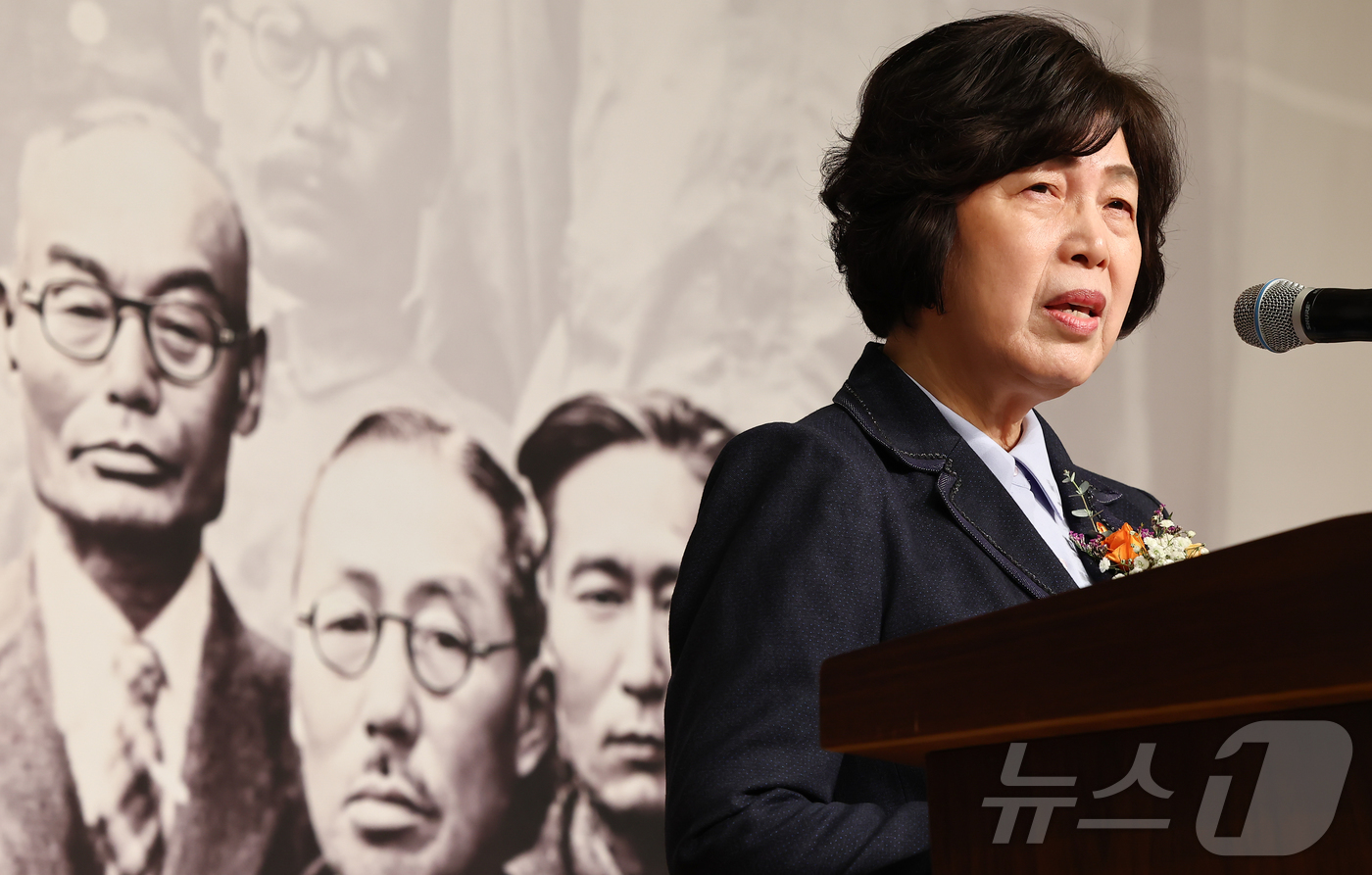 (서울=뉴스1) 김도우 기자 = 강정애 국가보훈부 장관이 27일 서울 용산구 백범김구기념관에서 열린 '광복회 창립 60주년 기념 및 비전 선포식'에 참석해 축사를 하고 있다. 20 …