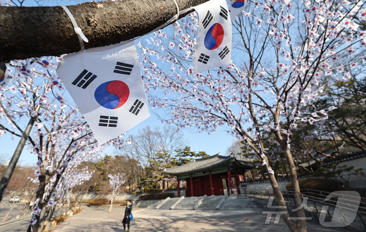 본문 이미지 - 3.1절을 이틀 앞둔 27일 오후 서울 용산구 효창공원에 태극기 거리가 조성돼 있다. 2025.2.27/뉴스1 ⓒ News1 김도우 기자