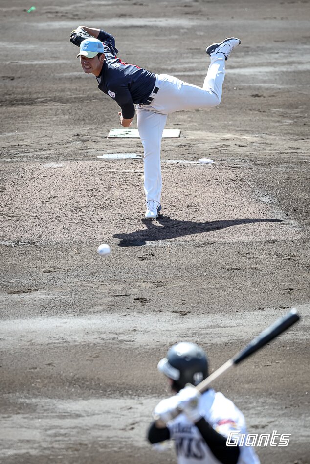 본문 이미지 - 김진욱이 26일 일본 미야자키에서 열린 소프트뱅크 호크스와 미야자키 구춘 대회 경기에서 역투하고 있다. (롯데 자이언츠 제공)