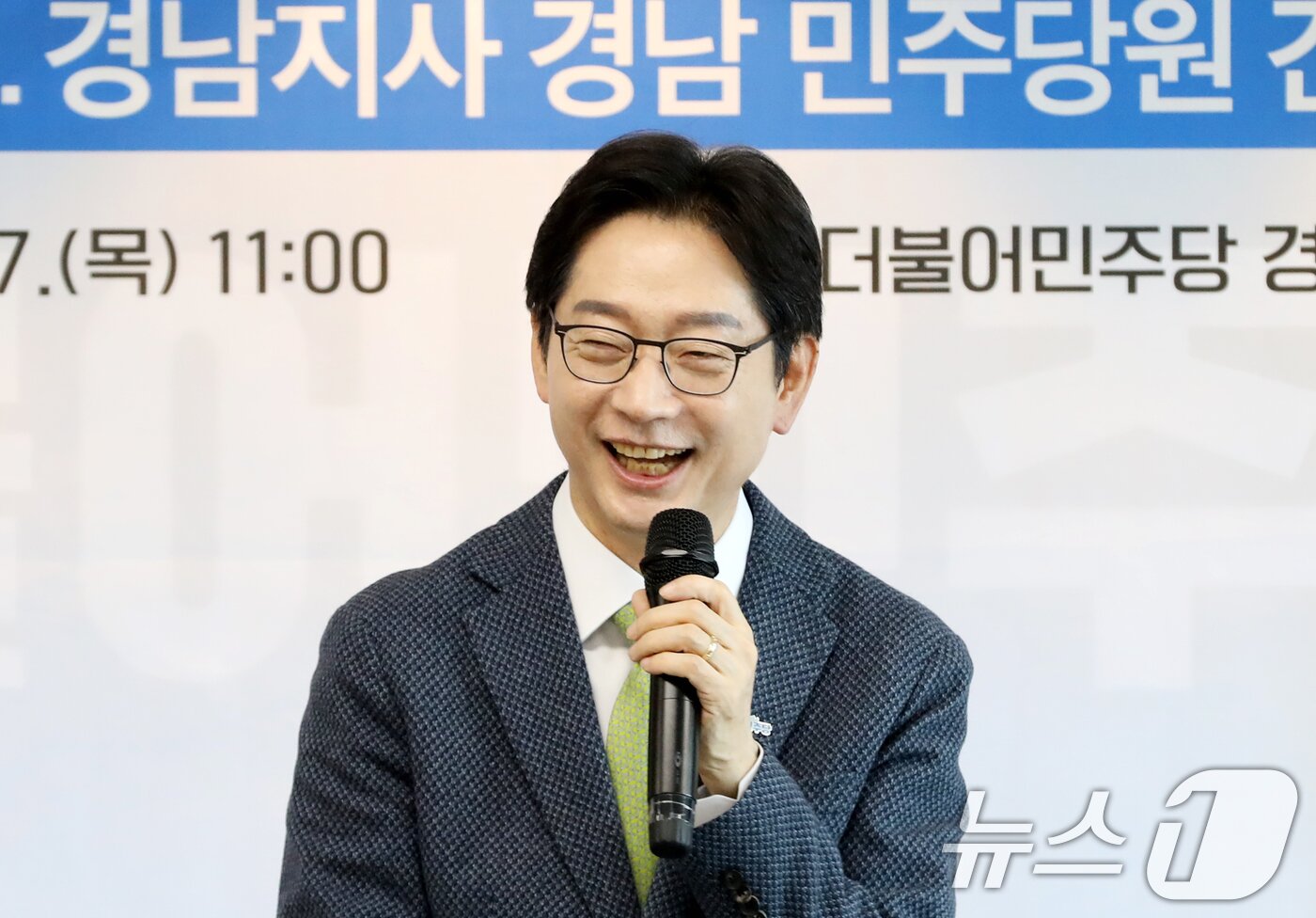본문 이미지 - 김경수 전 경남도지사가 27일 경남 창원시 의창구 더불어민주당 경남도당 대회의실에서 열린 경남 민주당원 간담회에서 발언하고 있다. 2025.2.27/뉴스1 ⓒ News1 윤일지 기자