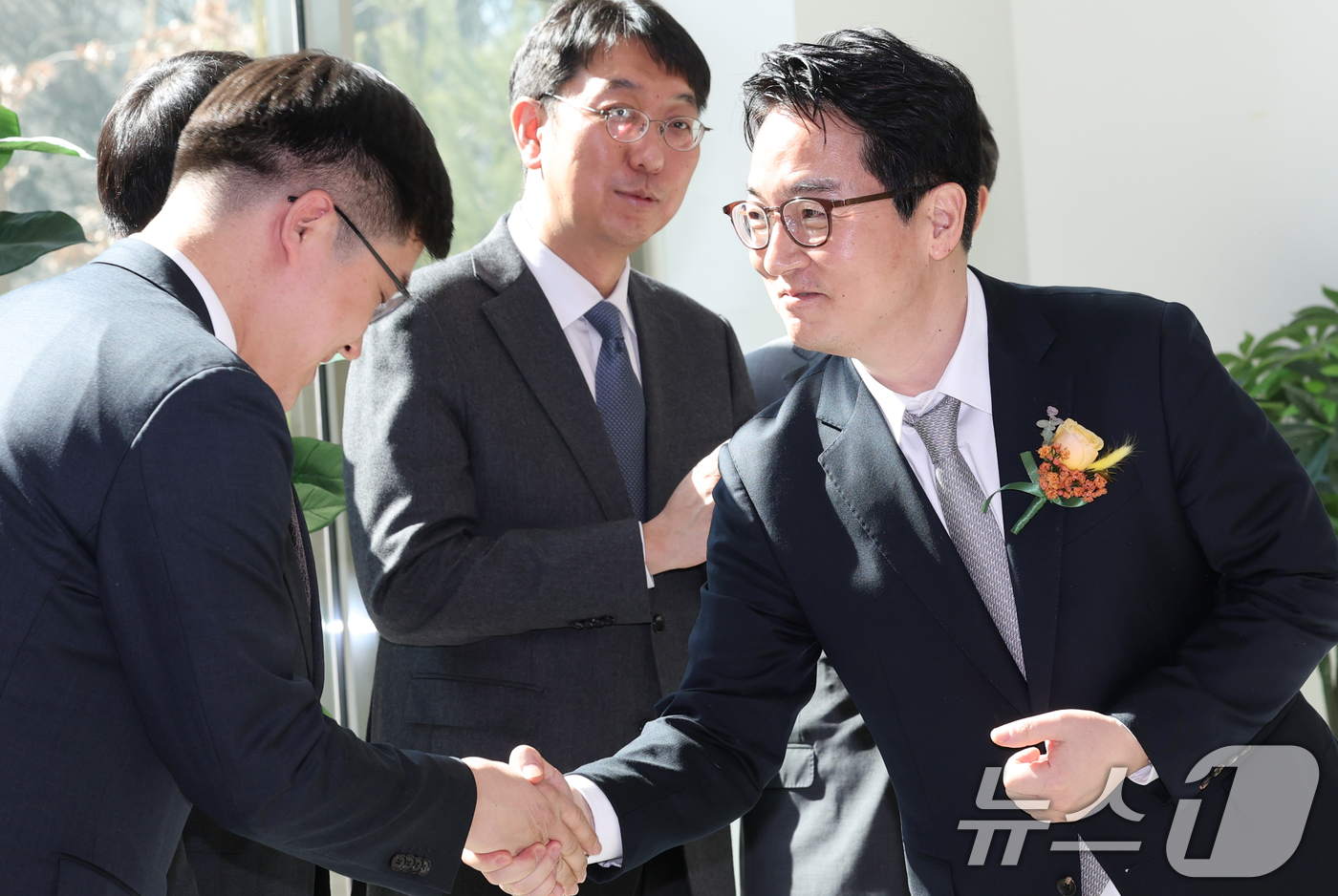 (서울=뉴스1) 권현진 기자 = 심우정 검찰총장이 27일 서울 양천구 서울남부지검 별관 1층 로비에서 열린 '가상자산범죄합동수사부' 출범식에 참석해 참석자들과 인사를 나누고 있다. …