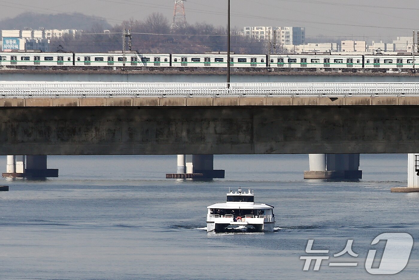 본문 이미지 - 서울시가 정책으로 내놓은 수상 교통수단 한강버스가 27일 오전 서울 여의도 한강을 지나가고 있다. 2025.2.27/뉴스1 ⓒ News1 김민지 기자
