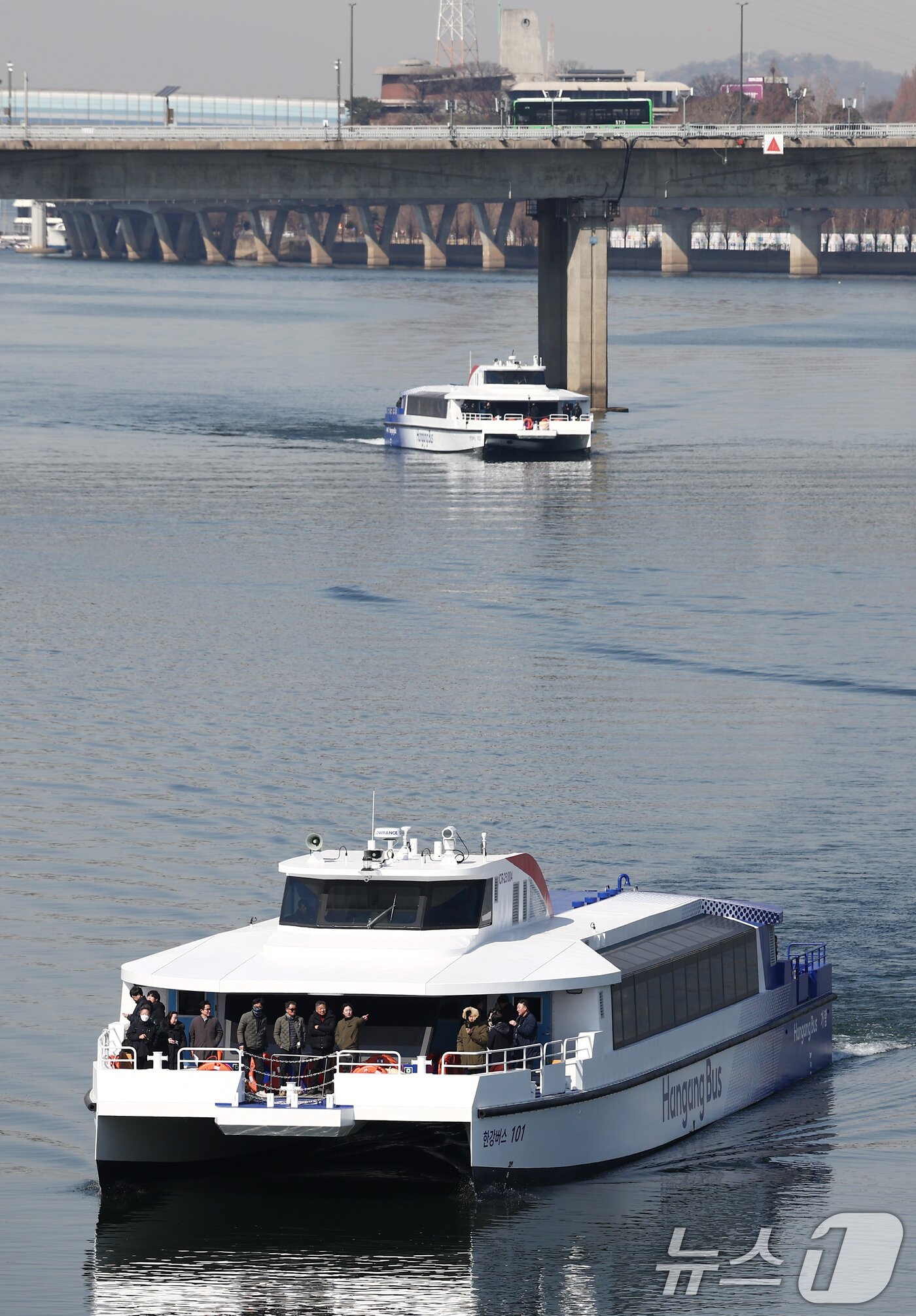 본문 이미지 - 서울시가 정책으로 내놓은 수상 교통수단 한강버스가 27일 오전 서울 여의도 한강을 지나가고 있다. 2025.2.27/뉴스1 ⓒ News1 김민지 기자