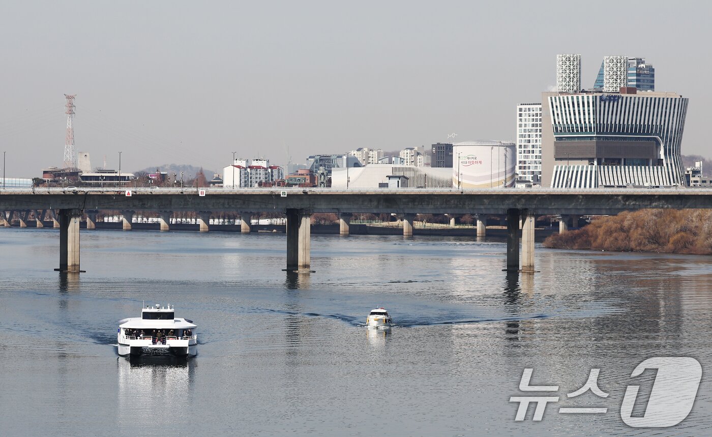 본문 이미지 - 서울시가 정책으로 내놓은 수상 교통수단 한강버스가 27일 오전 서울 여의도 한강을 지나가고 있다. 2025.2.27/뉴스1 ⓒ News1 김민지 기자