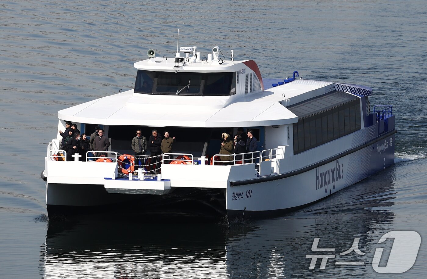 본문 이미지 - 서울시가 정책으로 내놓은 수상 교통수단 한강버스가 27일 오전 서울 여의도 한강을 지나가고 있다. 2025.2.27/뉴스1 ⓒ News1 김민지 기자