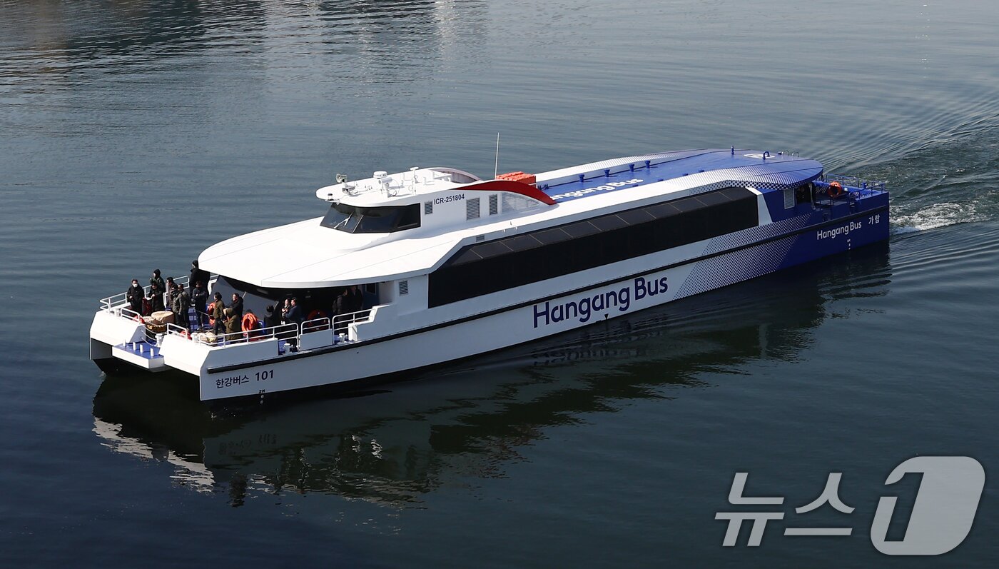 본문 이미지 - 서울시가 정책으로 내놓은 수상 교통수단 한강버스가 27일 오전 서울 여의도 한강을 지나가고 있다. 2025.2.27/뉴스1 ⓒ News1 김민지 기자