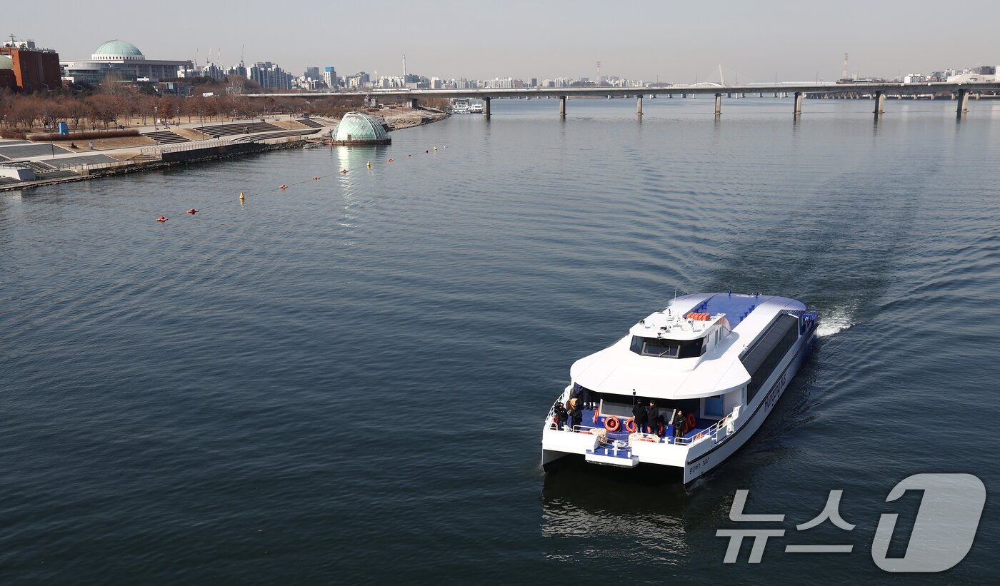 본문 이미지 - 서울시가 정책으로 내놓은 수상 교통수단 한강버스가 27일 오전 서울 여의도 한강을 지나가고 있다. 2025.2.27/뉴스1 ⓒ News1 김민지 기자