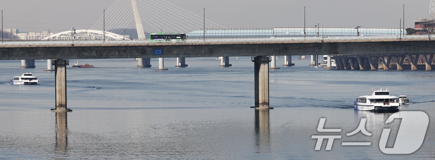 본문 이미지 - 서울시가 정책으로 내놓은 수상 교통수단 한강버스가 27일 오전 서울 여의도 한강을 지나가고 있다. 2025.2.27/뉴스1 ⓒ News1 김민지 기자