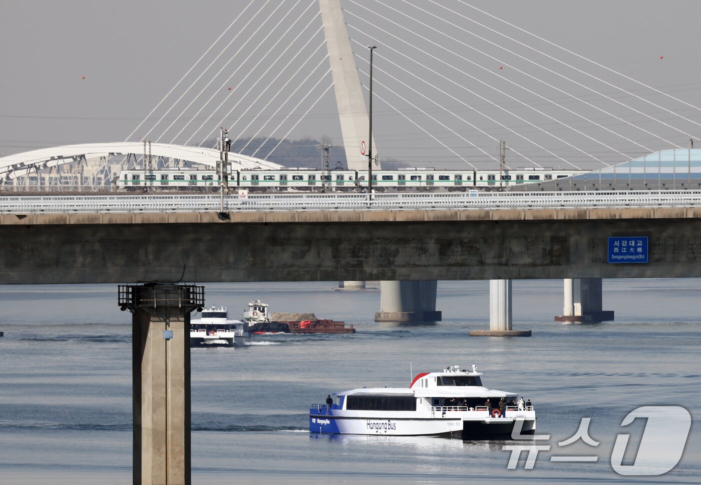 본문 이미지 - 서울시가 정책으로 내놓은 수상 교통수단 한강버스가 27일 오전 서울 여의도 한강을 지나가고 있다. 2025.2.27/뉴스1 ⓒ News1 김민지 기자