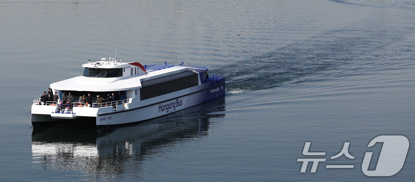 본문 이미지 - 서울시가 정책으로 내놓은 수상 교통수단 한강버스가 27일 오전 서울 여의도 한강을 지나가고 있다. 2025.2.27/뉴스1 ⓒ News1 김민지 기자