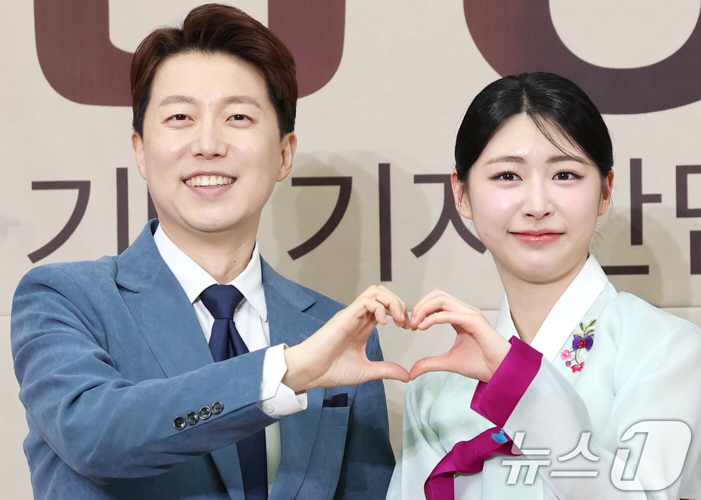 본문 이미지 - 강승화, 홍주연 아나운서(오른쪽)가 27일 서울 영등포구 KBS 신관에서 열린 ‘TV쇼 진품명품 30주년 기념 기자 간담회’에서 포즈를 취하고 있다. ‘TV쇼 진품명품'은 세월 속에 묻혀 있던 진품, 명품을 발굴해 배우는 즐거움과 깨닫는 기쁨을 얻고, 전문 감정위원의 예리한 시선으로 우리 고미술품의 진가를 확인하는 고미술 감정 프로그램이다. 2025.2.27/뉴스1 ⓒ News1 권현진 기자