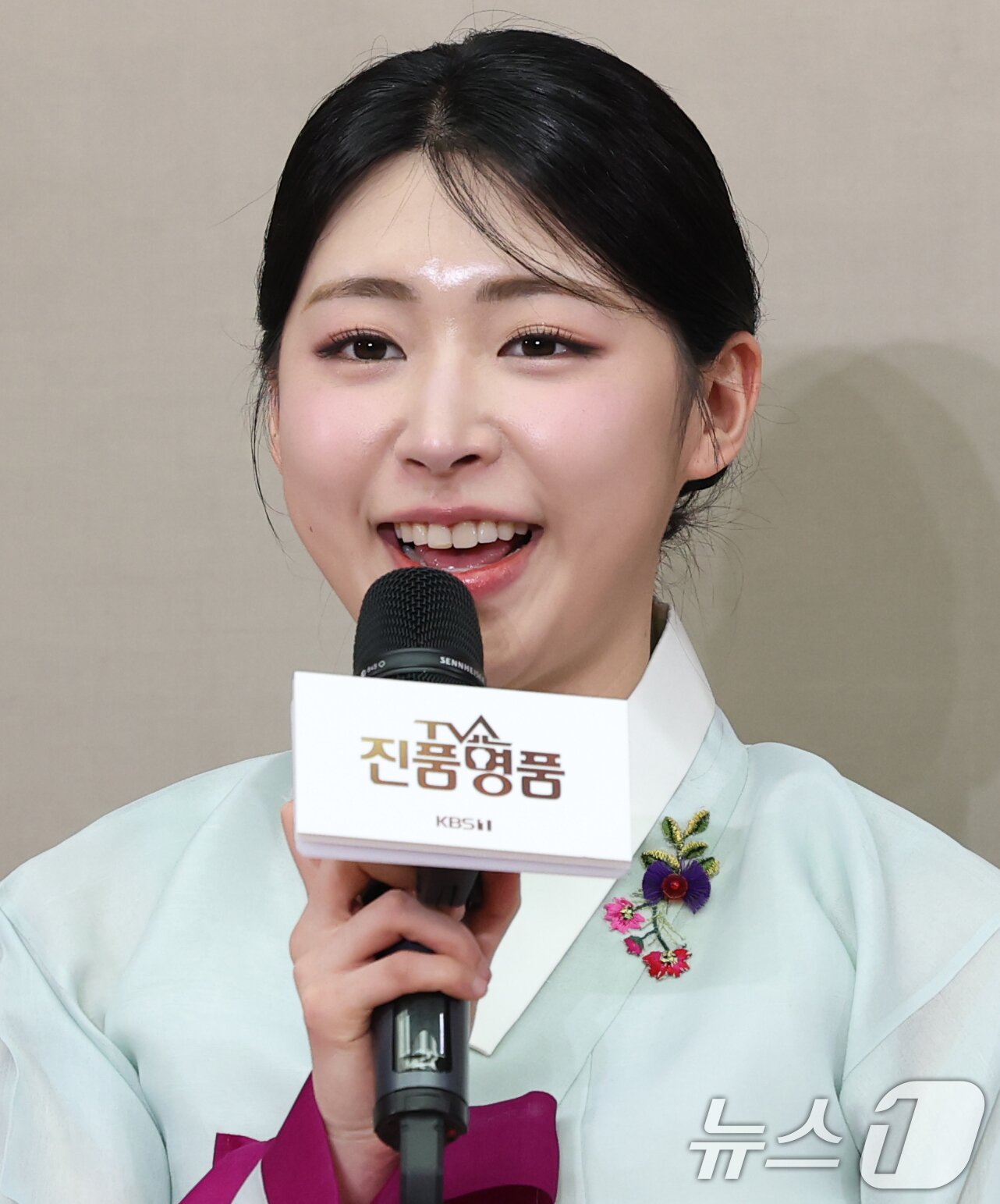 본문 이미지 - 홍주연 아나운서가 27일 서울 영등포구 KBS 신관에서 열린 ‘TV쇼 진품명품 30주년 기념 기자 간담회’에서 인사말을 하고 있다. ‘TV쇼 진품명품'은 세월 속에 묻혀 있던 진품, 명품을 발굴해 배우는 즐거움과 깨닫는 기쁨을 얻고, 전문 감정위원의 예리한 시선으로 우리 고미술품의 진가를 확인하는 고미술 감정 프로그램이다. 2025.2.27/뉴스1 ⓒ News1 권현진 기자