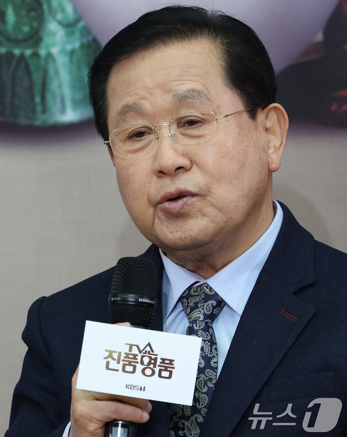 (서울=뉴스1) 권현진 기자 = 김준영 도자기 감정위원이 27일 서울 영등포구 KBS 신관에서 열린 ‘TV쇼 진품명품 30주년 기념 기자 간담회’에서 인사말을 하고 있다.‘TV쇼 …