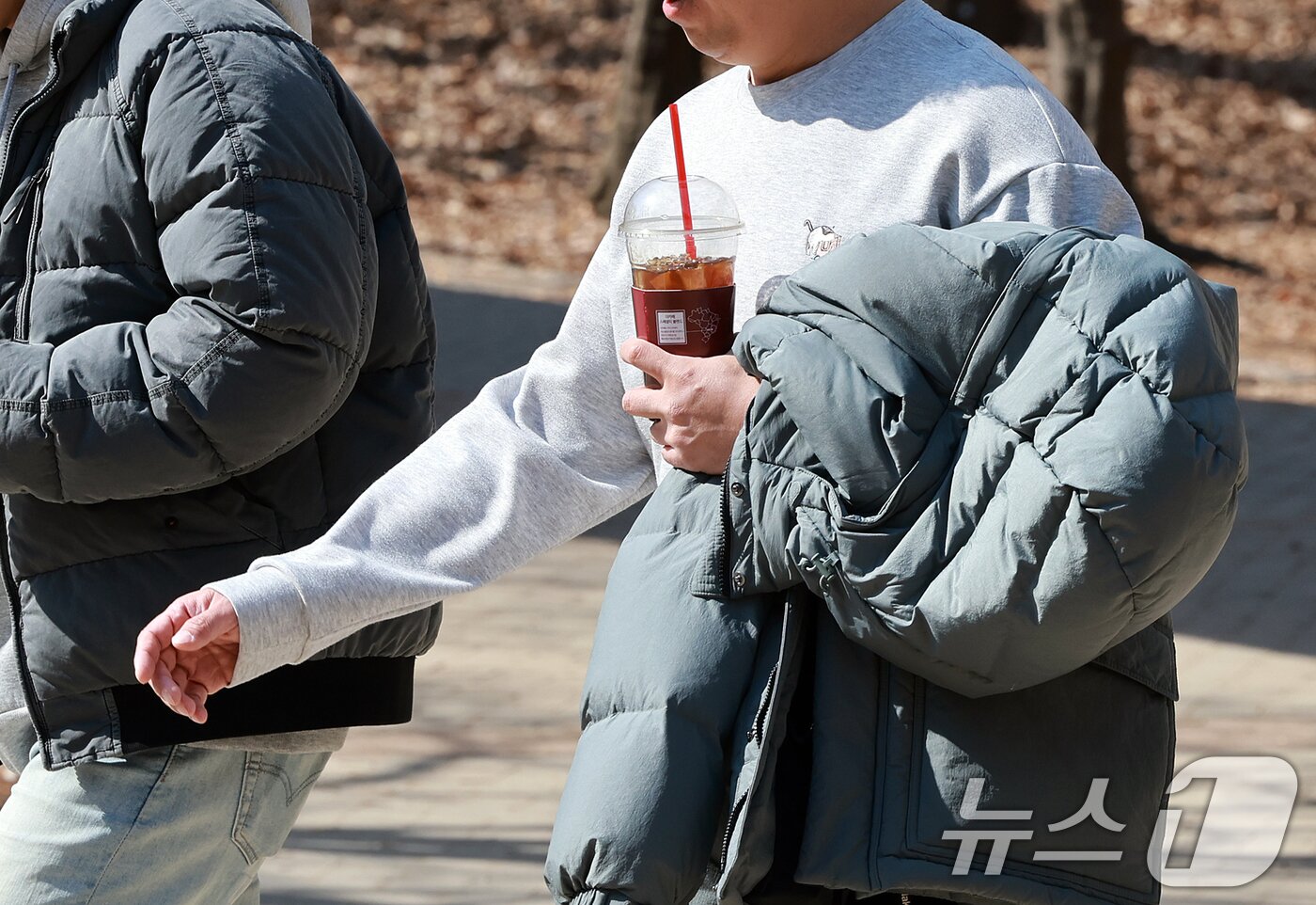 본문 이미지 - 낮 기온이 영상으로 오르며 큰 일교차를 보인 27일 오후 서울 성동구 서울숲을 찾은 시민들이 외투를 벗고 산책하고 있다. 2025.2.27/뉴스1 ⓒ News1 김진환 기자