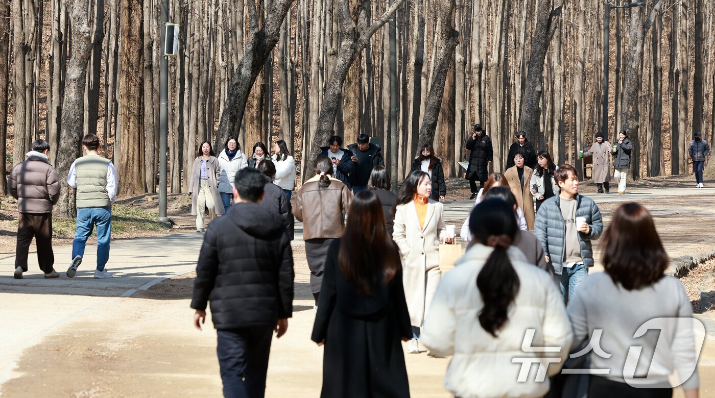 본문 이미지 - 낮 기온이 영상으로 오르며 큰 일교차를 보인 27일 오후 서울 성동구 서울숲을 찾은 시민들이 산책하고 있다. 2025.2.27/뉴스1 ⓒ News1 김진환 기자