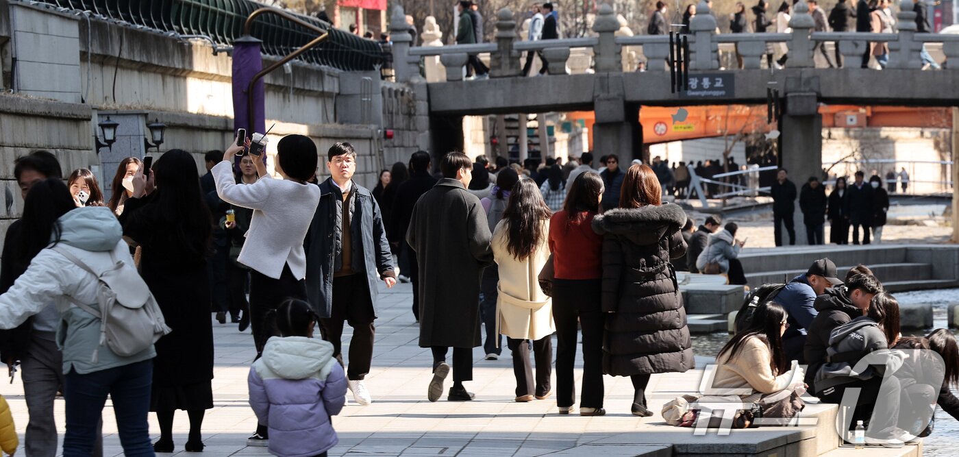 본문 이미지 - 서울의 낮 최고 기온이 13도까지 오르며 포근한 날씨를 보인 27일 서울 중구 청계천에서 점심식사를 마친 시민들이 산책을 하고 있다. 2025.2.27/뉴스1 ⓒ News1 이동해 기자