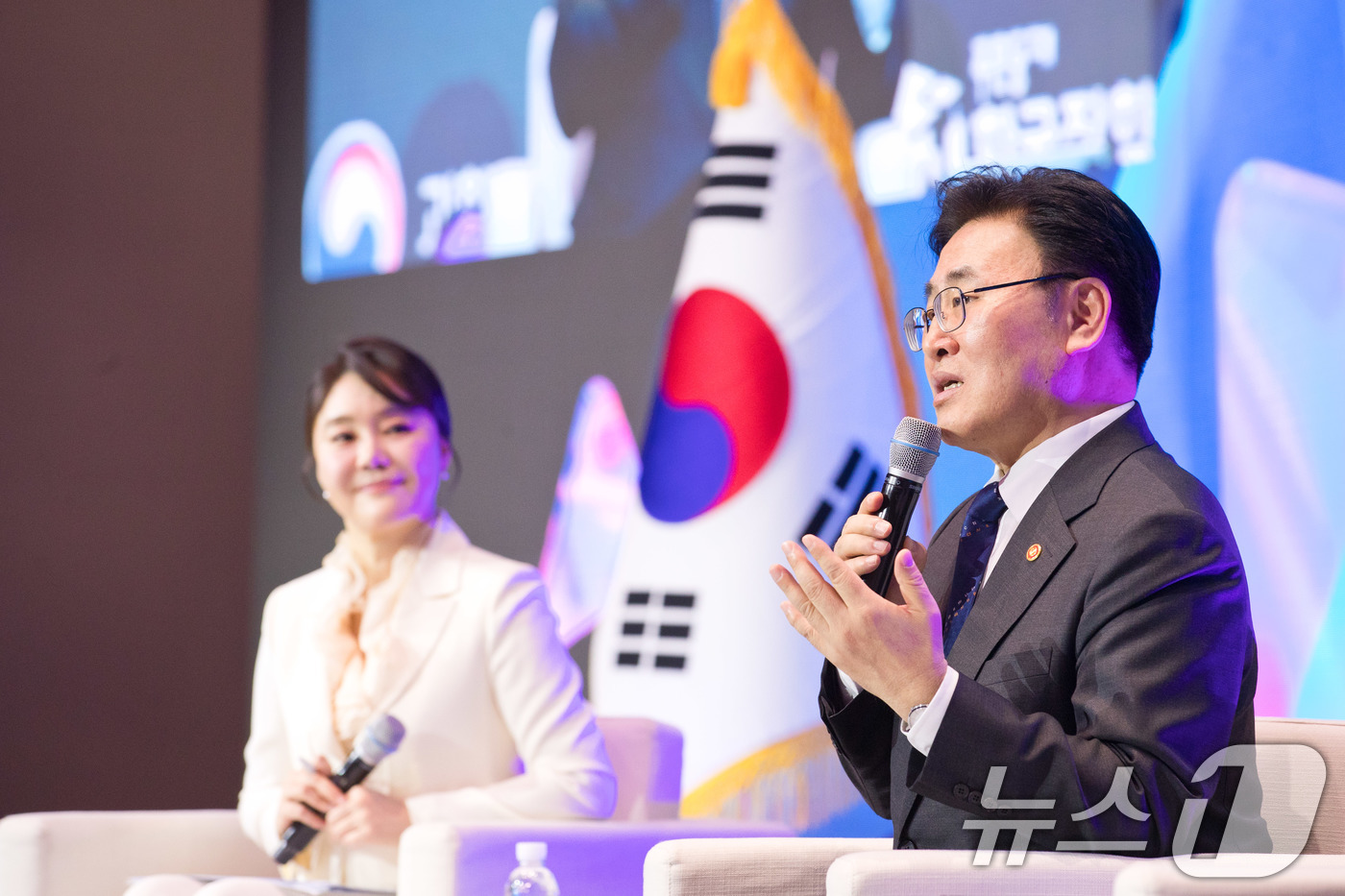 (서울=뉴스1) = 유상임 과학기술정보통신부 장관이 27일 오전 서울 강서구 코엑스마곡에서 열린 '제11회 미래 과학자와의 대화'에서 정연욱 성균관대학교 나노공학과 교수 및 학생들 …