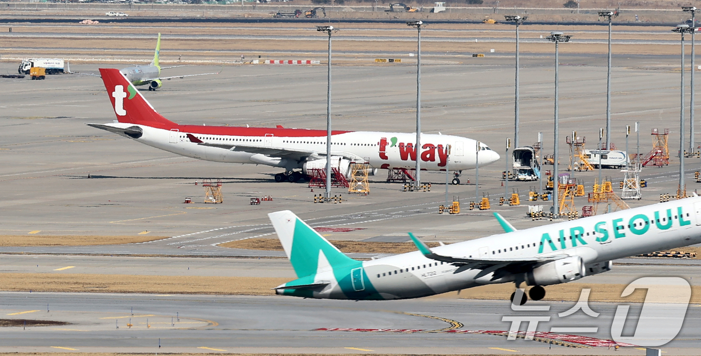 (서울=뉴스1) 이승배 기자 = 대명소노그룹이 티웨이항공의 최대 주주인 티웨이홀딩스의 예림당 측 지분을 모두 사들이며 티웨이항공의 새 주인이 됐다. 티웨이홀딩스는 최대 주주인 예림 …