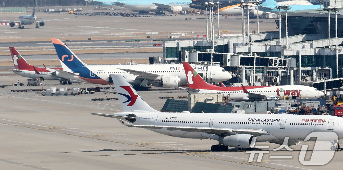 (서울=뉴스1) 이승배 기자 = 대명소노그룹이 티웨이항공의 최대 주주인 티웨이홀딩스의 예림당 측 지분을 모두 사들이며 티웨이항공의 새 주인이 됐다. 티웨이홀딩스는 최대 주주인 예림 …