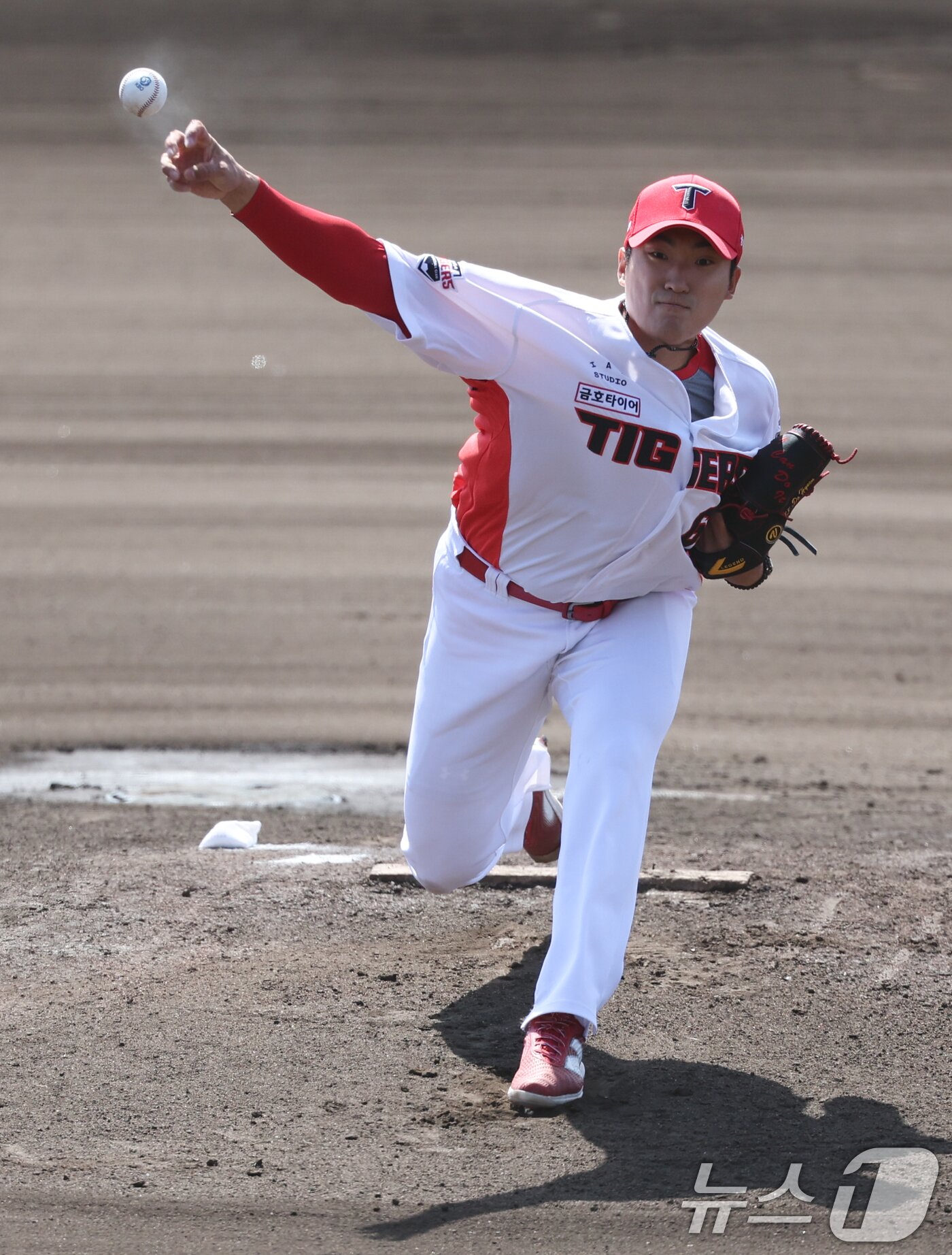 본문 이미지 - KIA 김도현이 27일 일본 오키나와 킨 야구장에서 열린 LG 트윈스와 KIA 타이거즈 연습경기에서 역투하고 있다. 2025.2.27/뉴스1 ⓒ News1 허경 기자