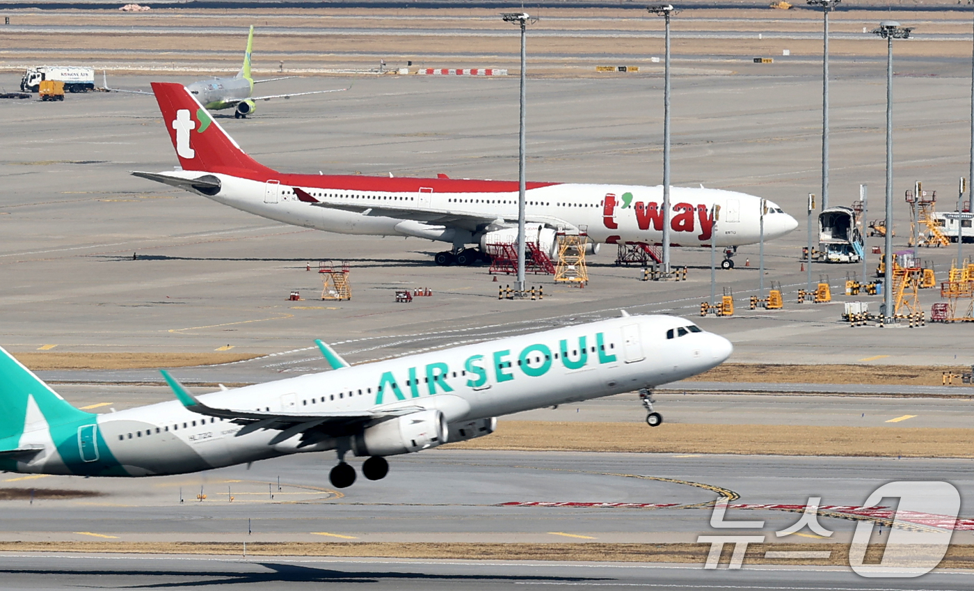 (서울=뉴스1) 이승배 기자 = 대명소노그룹이 티웨이항공의 최대 주주인 티웨이홀딩스의 예림당 측 지분을 모두 사들이며 티웨이항공의 새 주인이 됐다. 티웨이홀딩스는 최대 주주인 예림 …