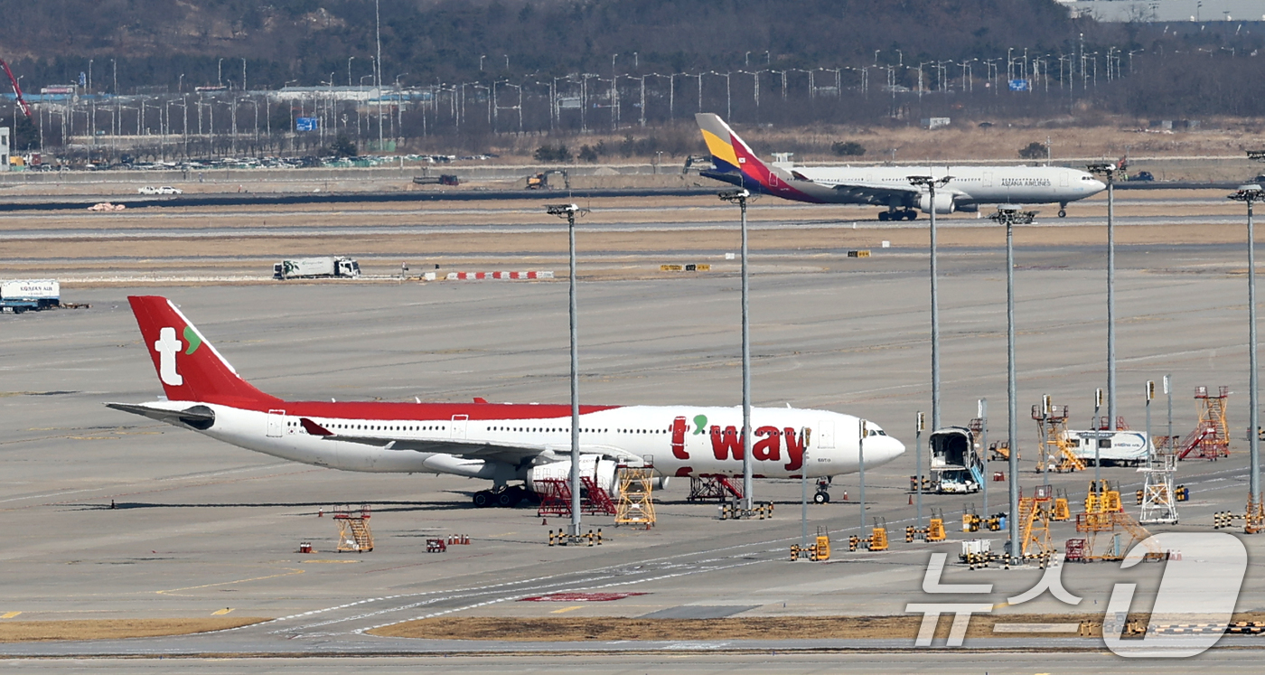 (서울=뉴스1) 이승배 기자 = 대명소노그룹이 티웨이항공의 최대 주주인 티웨이홀딩스의 예림당 측 지분을 모두 사들이며 티웨이항공의 새 주인이 됐다. 티웨이홀딩스는 최대 주주인 예림 …