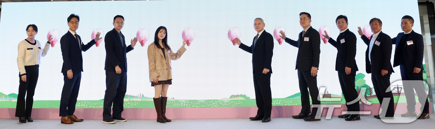 (서울=뉴스1) = 유인촌 문화체육관광부 장관이 27일 서울 중구 하이커 그라운드에서 열린 ‘2025 여행가는 봄 대국민 여행캠페인 출범식’에서 홍보대사 배우 김아영을 비롯한 참석 …