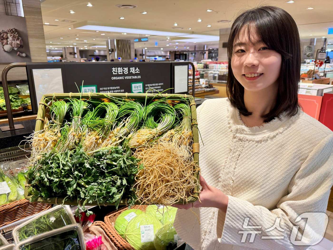 (서울=뉴스1) = 롯데백화점은 본점, 잠실점, 강남점 등 총 17개의 수도권 점포에서 봄나물 할인 행사를 진행한다고 27일 밝혔다.오는 28일부터 3월 9일까지 진행되는 이번 행 …