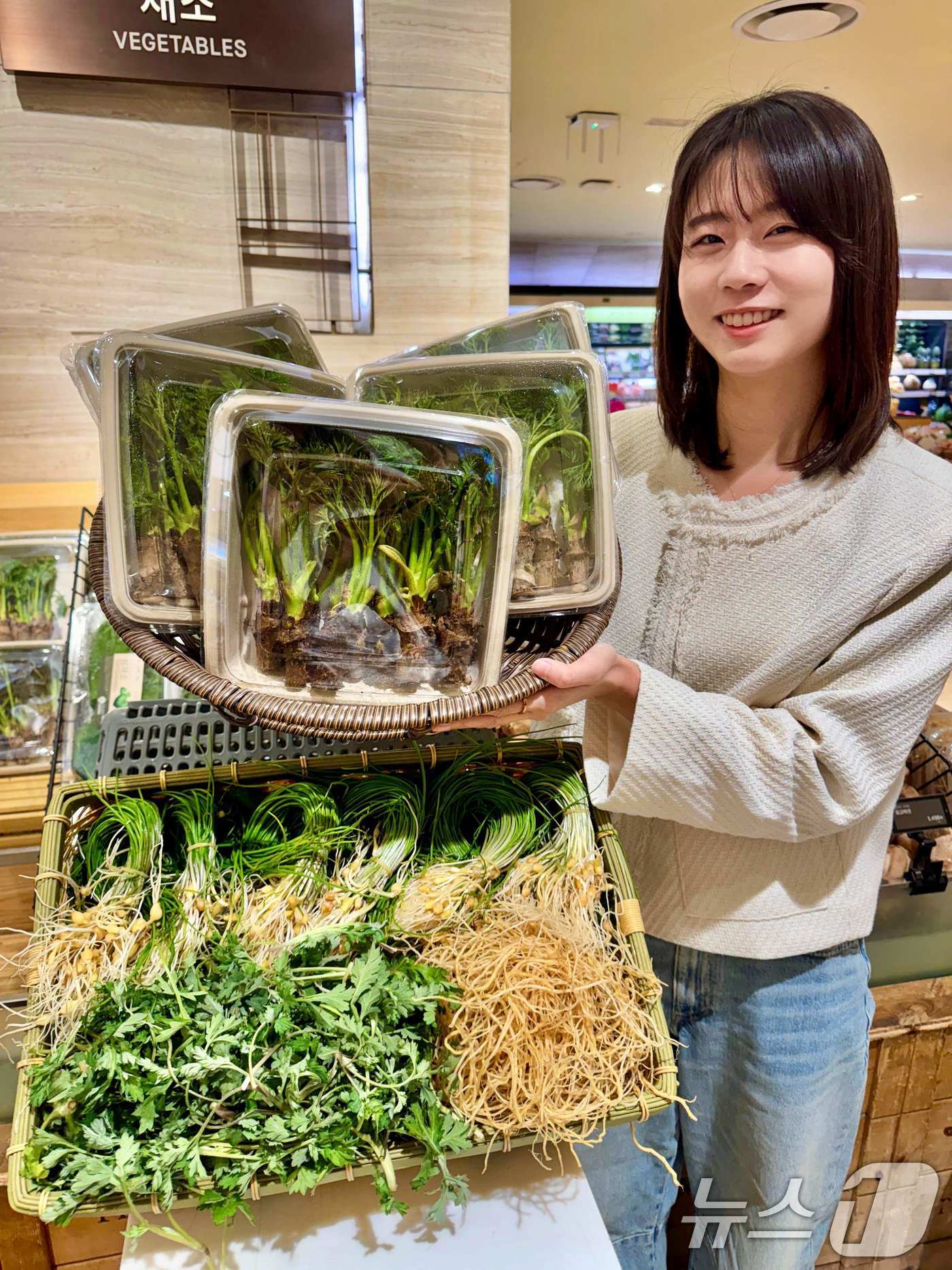 (서울=뉴스1) = 롯데백화점은 본점, 잠실점, 강남점 등 총 17개의 수도권 점포에서 봄나물 할인 행사를 진행한다고 27일 밝혔다.오는 28일부터 3월 9일까지 진행되는 이번 행 …