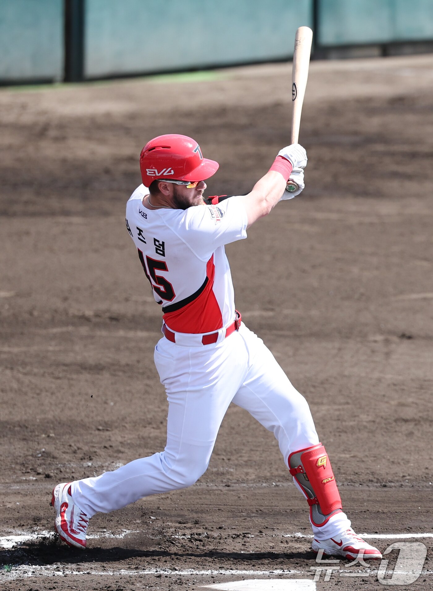 본문 이미지 - KIA 위즈덤이 27일 일본 오키나와 킨 야구장에서 열린 LG 트윈스와 KIA 타이거즈 연습경기에 타격하고 있다. 2025.2.27/뉴스1 ⓒ News1 허경 기자