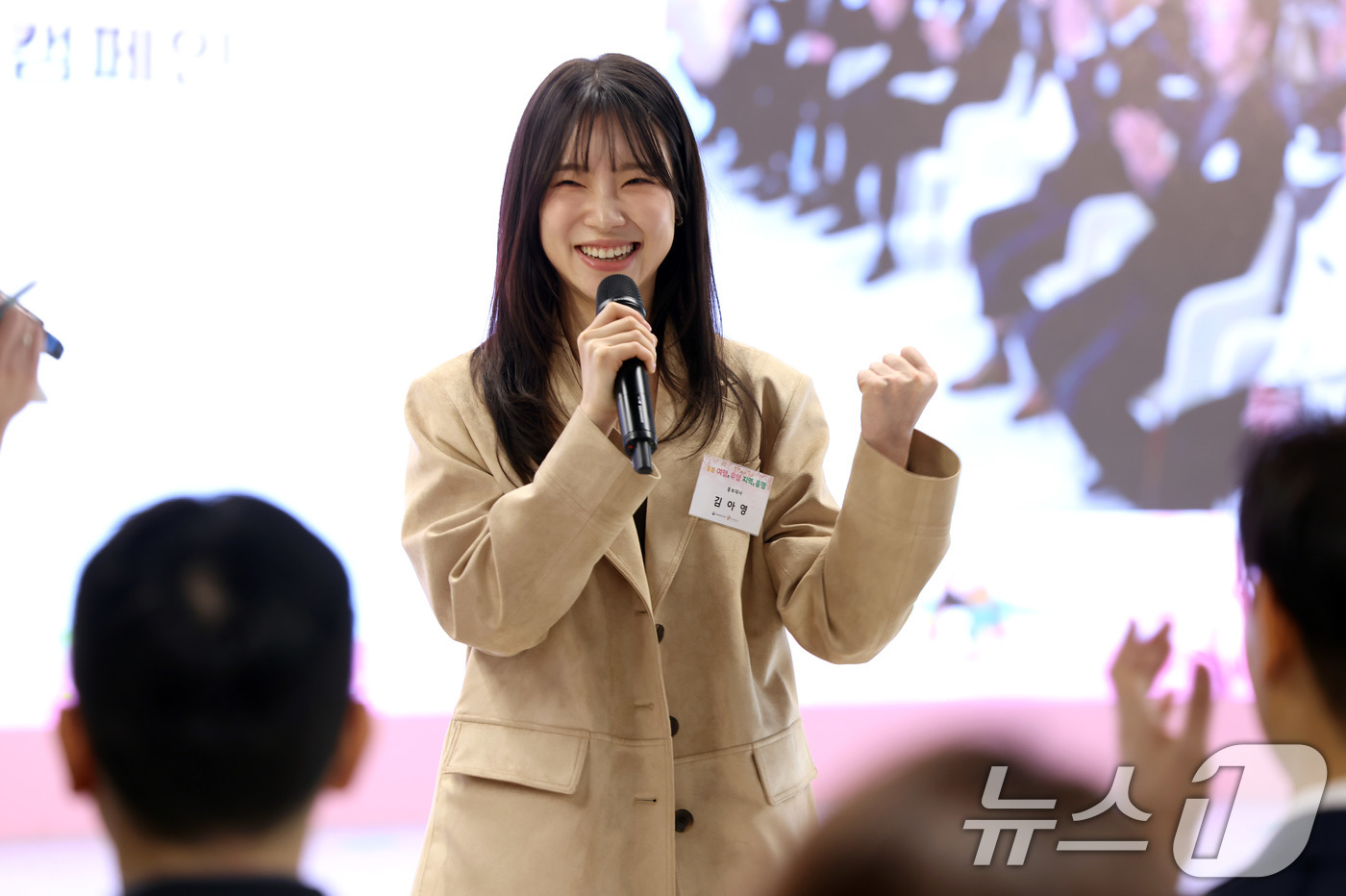 (서울=뉴스1) = 27일 서울 중구 하이커 그라운드에서 열린 ‘2025 여행가는 봄 대국민 여행캠페인 출범식’에서 홍보대사에 위촉된 배우 김아영이 소감을 말하고 있다. (문화체육 …