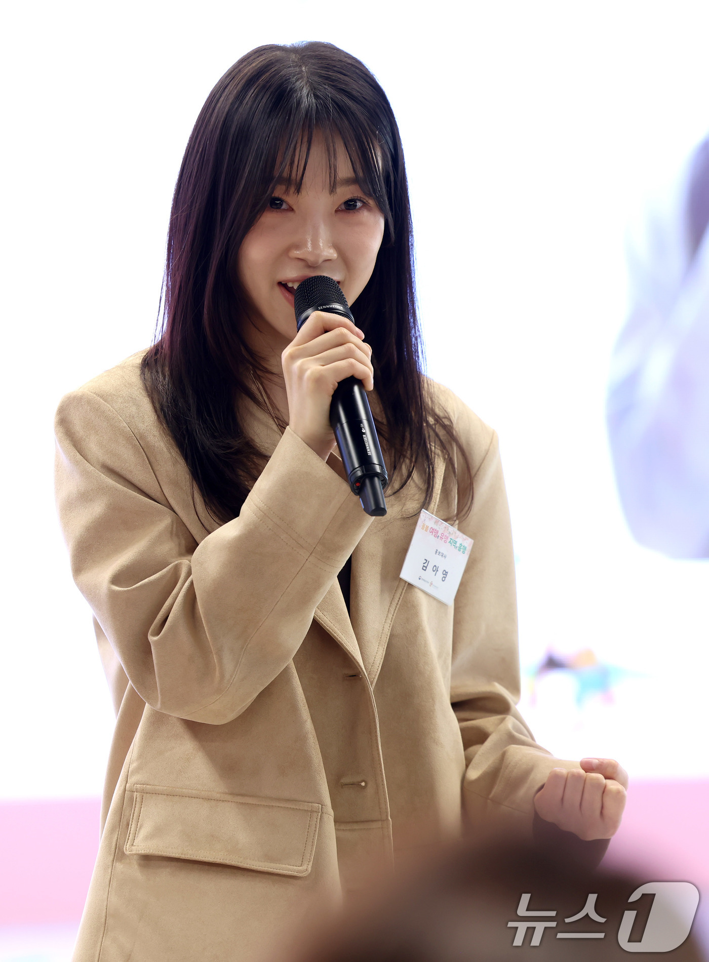 (서울=뉴스1) = 27일 서울 중구 하이커 그라운드에서 열린 ‘2025 여행가는 봄 대국민 여행캠페인 출범식’에서 홍보대사에 위촉된 배우 김아영이 소감을 말하고 있다. (문화체육 …