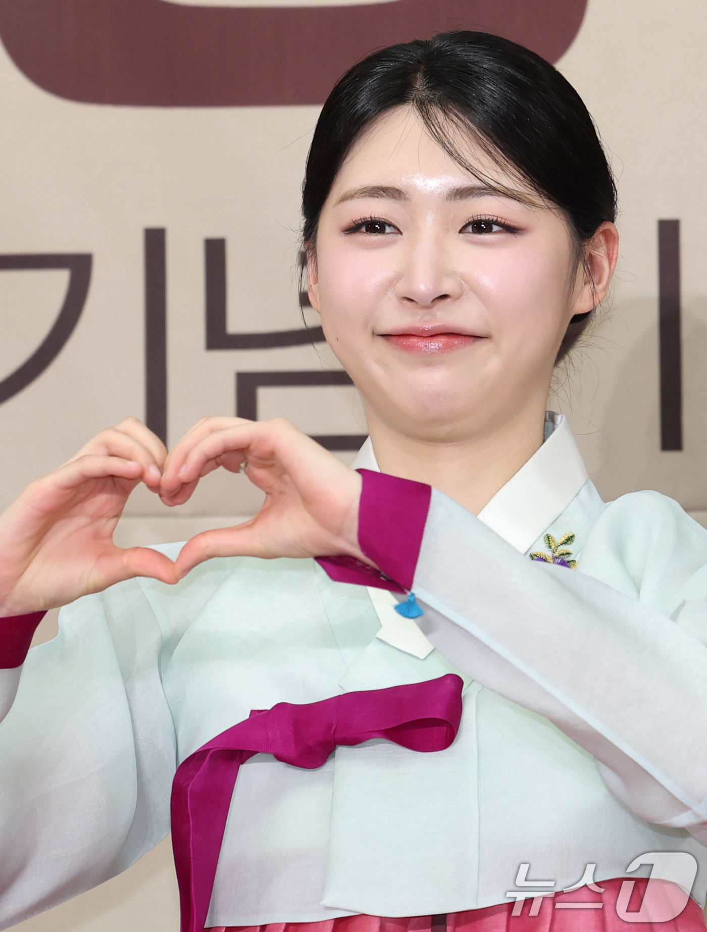 (서울=뉴스1) 권현진 기자 = 홍주연 아나운서가 27일 서울 영등포구 KBS 신관에서 열린 ‘TV쇼 진품명품 30주년 기념 기자 간담회’에서 포즈를 취하고 있다.‘TV쇼 진품명품 …