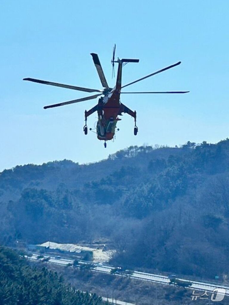 본문 이미지 - 27일 오후 1시16분쯤 경북 울진군 울진읍 읍남리 인근 산에서 원인을 알 수 없는 화재가 발생한 모습 (울진항공관리소 제공. 재판매 및 DB 금지) 2025.2.27/뉴스1 ⓒ News1 최창호 기자