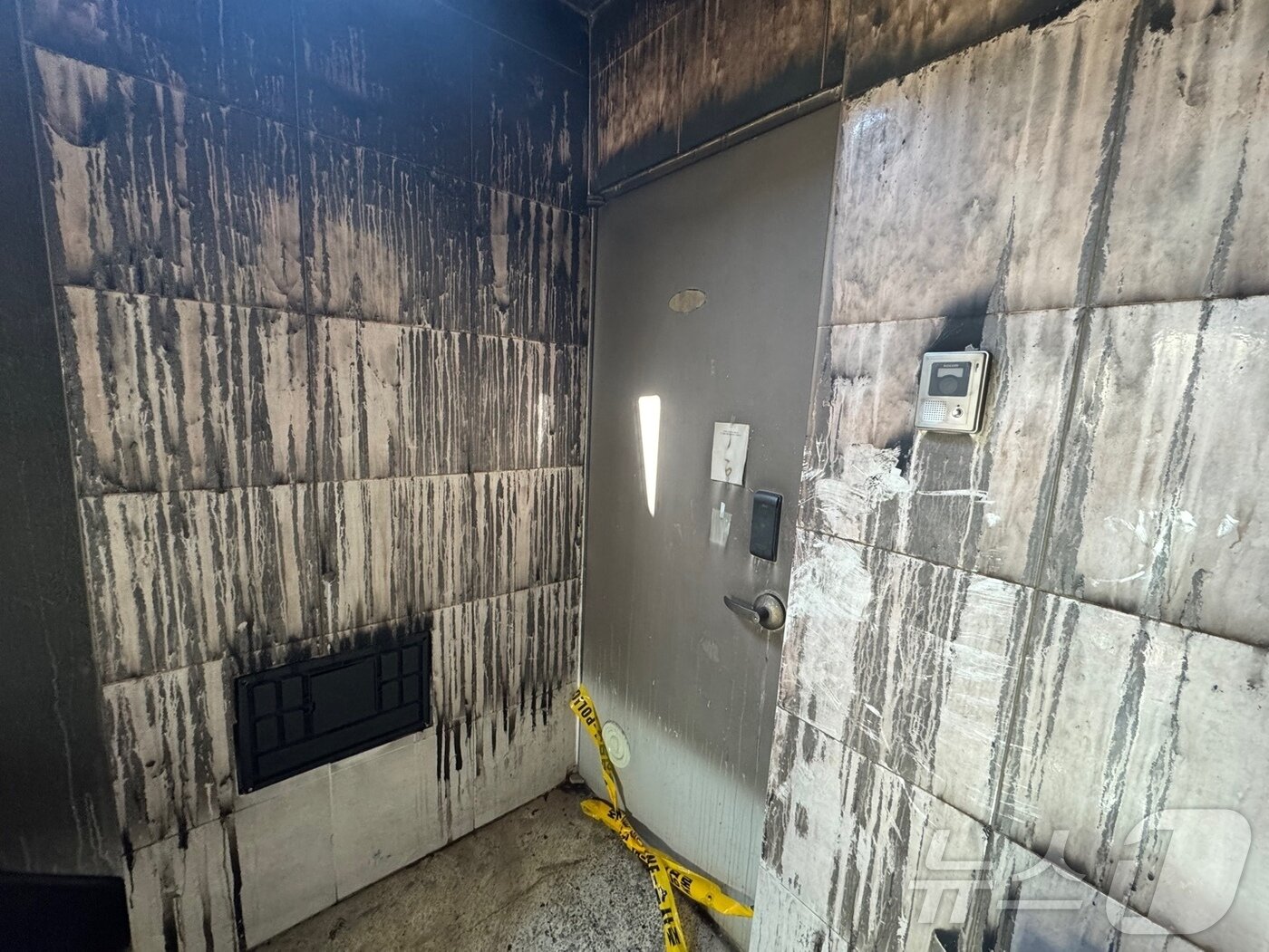 본문 이미지 - 27일 오후 찾은 인천시 서구 심곡동 빌라 화재 현장. 전날 오전 10시43분쯤 이 빌라 4층에서 불이 나 초등생 A 양(12)이 얼굴에 2도 화상을 입고 심정지 상태로 병원으로 옮겨졌으나 아직 의식을 되찾지 못하고 있다.2025.2.27/뉴스1 ⓒ News1 박소영 기자