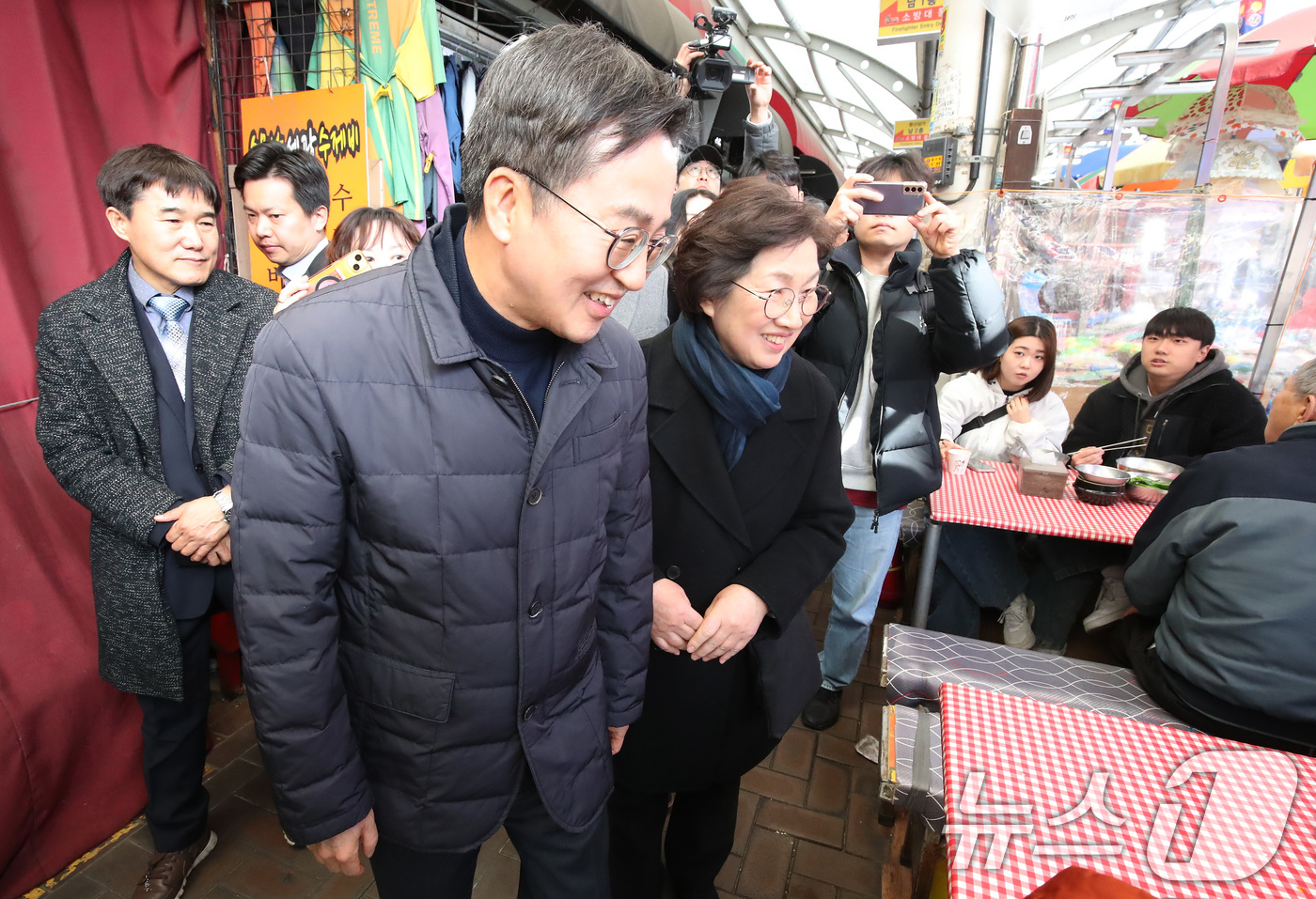 (대구=뉴스1) 공정식 기자 = 김동연 경기도지사가 배우자인 정우영 여사와 함께 27일 오후 대구 중구 서문시장을 찾아 시민들과 인사 나누고 있다. 2025.2.27/뉴스1