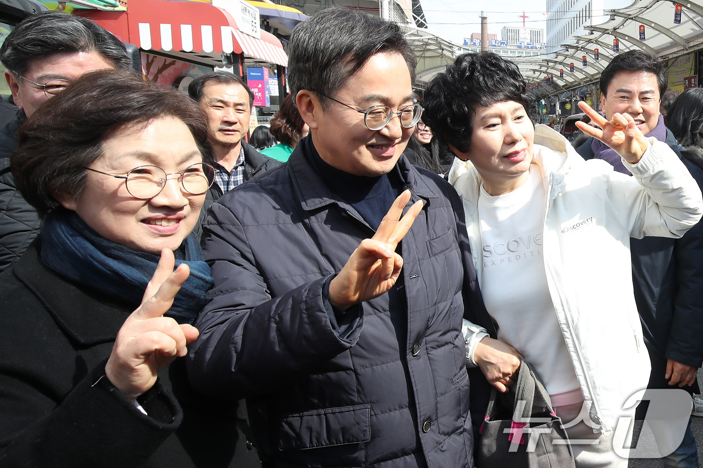 (대구=뉴스1) 공정식 기자 = 김동연 경기도지사가 배우자인 정우영 여사와 함께 27일 오후 대구 중구 서문시장을 찾아 한 시민의 요청에 기념사진을 찍고 있다. 2025.2.27/ …